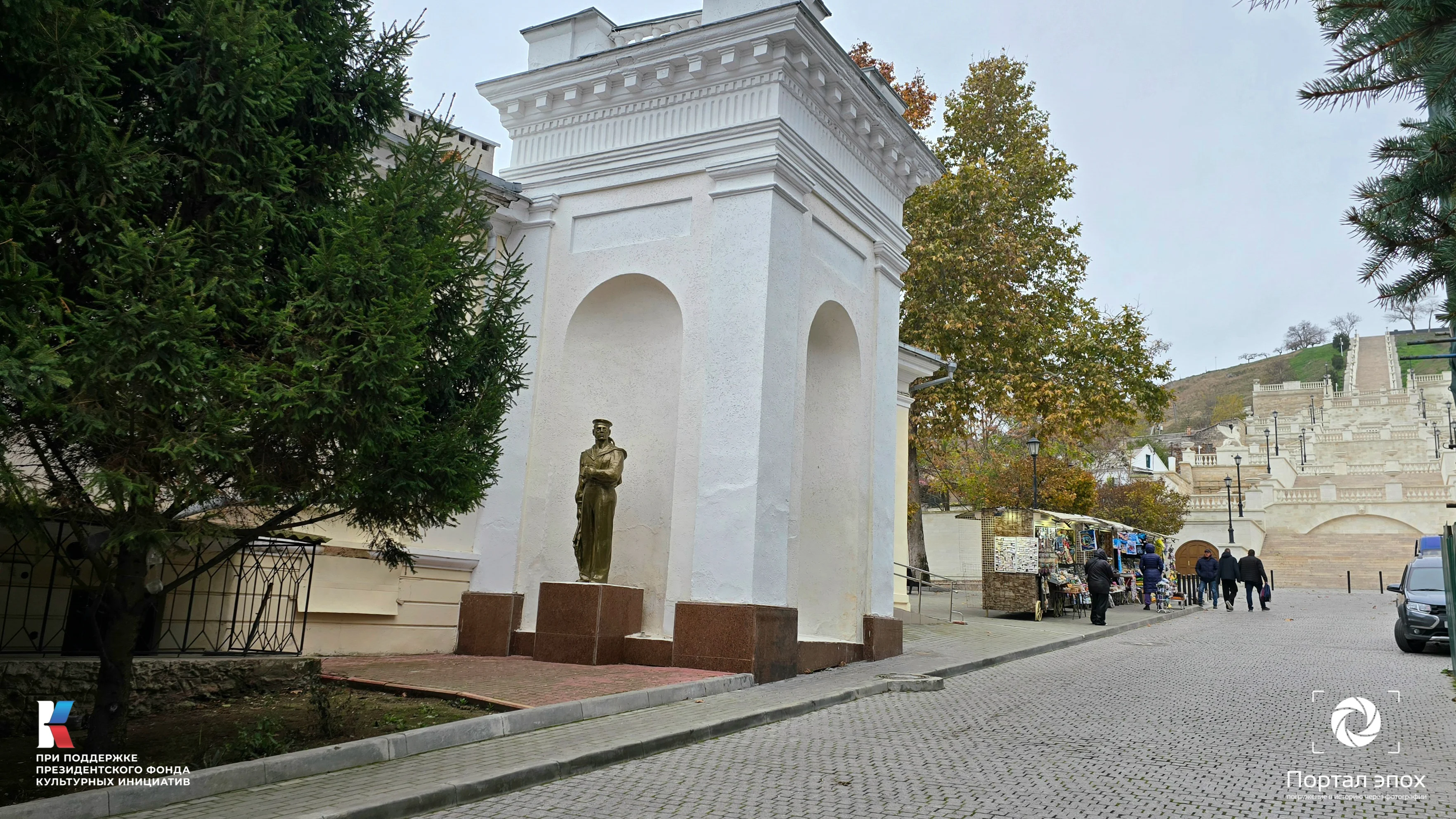 Керчь. Вход на Митридат. Вид. сбоку. 2025 года.